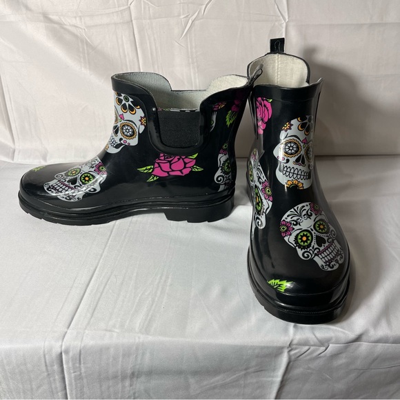 Norty Ladies 7 Skull & Rose Print Rubber Ankle Rain Boots - Picture 2 of 7